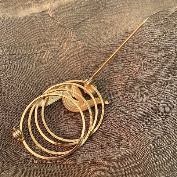 Vintage Four Ring Goldtone Circle Pin with Pearl - Picture 3 of 5